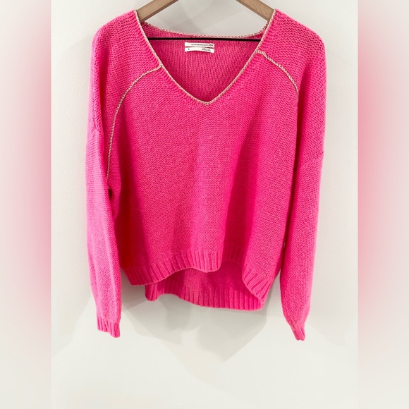 By Anthropologie Hot Pink Sweater With Gold Trim Size Medium - Picture 7 of 9